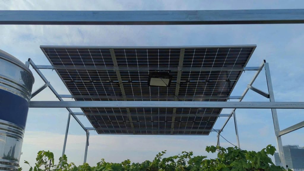 Hệ thống pin năng lượng mặt trời hiệu suất cao kết hợp inverter và pin lưu trữ giúp khai thác tối đa nguồn điện mặt trời và giảm phụ thuộc vào điện lưới.