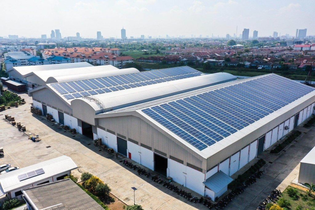 Điều kiện mái, diện tích có thể bố trí module, bóng che và không gian kỹ thuật cần được đánh giá khi xác định quy mô công suất điện mặt trời nhà xưởng.