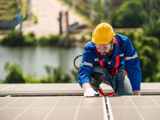 Chi phí bảo trì điện mặt trời có thể bao gồm vệ sinh tấm pin và kiểm tra các hạng mục kỹ thuật. Mức chi thực tế phụ thuộc vào công suất hệ thống, mức độ bám bẩn, độ cao mái lắp đặt và phạm vi dịch vụ, vì vậy cần xác định rõ công việc trước khi nhận báo giá.