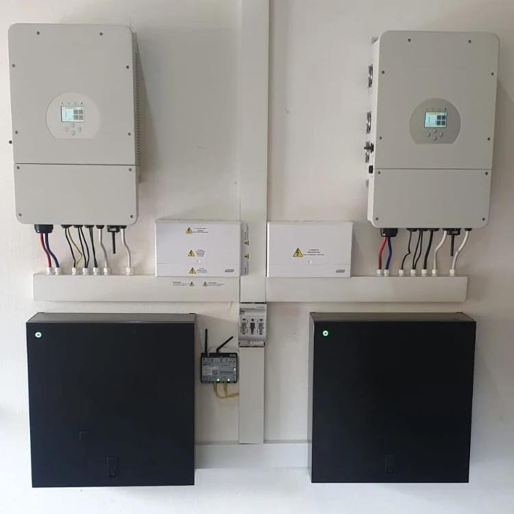Hệ thống điện mặt trời Hybrid kết hợp biến tần Hybrid và pin lưu trữ để quản lý nguồn điện linh hoạt hơn. Điện mặt trời có thể được sử dụng cho tải, phần điện dư có thể sạc pin theo cấu hình hệ thống, còn điện lưới có thể bổ sung khi sản lượng và năng lượng dự trữ không đáp ứng đủ nhu cầu. Khả năng cấp điện khi mất lưới phụ thuộc vào thiết bị và cách thiết kế hệ thống.