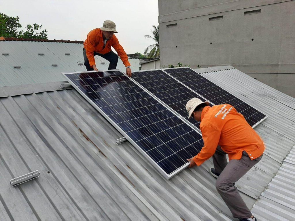 Mái nhà đã sử dụng lâu năm vẫn có thể phù hợp để lắp điện mặt trời nếu kết cấu chịu lực, các điểm liên kết và tình trạng lớp lợp đáp ứng yêu cầu kỹ thuật. Cần khảo sát thực tế để xác định có thể lắp đặt ngay hay phải sửa chữa, gia cố trước.