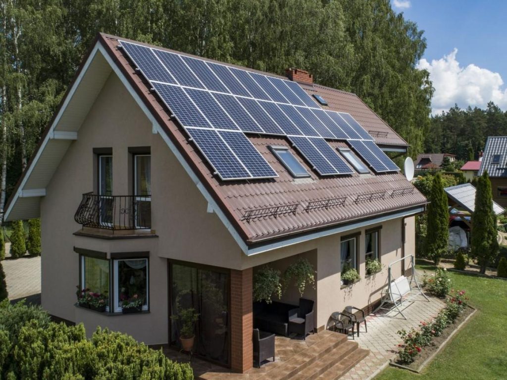 Nhà dùng 500 kWh điện mỗi tháng nên cân nhắc hệ thống điện mặt trời Hybrid hay hòa lưới dựa trên nhu cầu sử dụng điện ban ngày, buổi tối và khả năng dự phòng khi mất điện. Hệ thống Hybrid kết hợp pin lưu trữ là một phương án cần xem xét khi gia đình muốn chủ động hơn về nguồn điện.