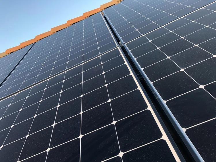 Với gia đình tiêu thụ 500 kWh điện mỗi tháng, việc lựa chọn công suất điện mặt trời cần dựa trên lượng điện sử dụng vào ban ngày, điều kiện mái nhà và sản lượng điện dự kiến. Xác định đúng nhu cầu giúp gia đình cân nhắc hệ thống hòa lưới hoặc Hybrid phù hợp, hạn chế đầu tư vượt quá nhu cầu thực tế.