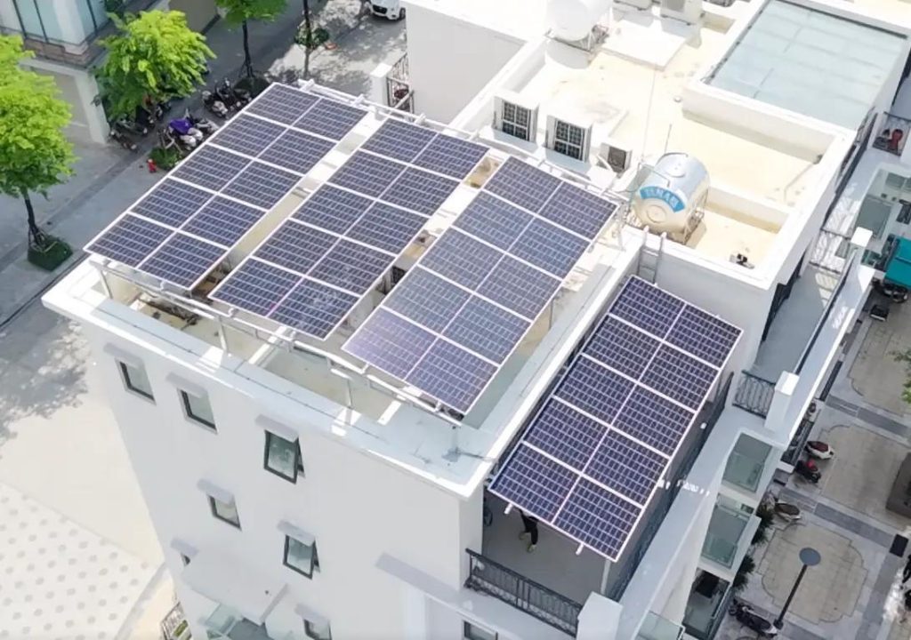 Sản lượng điện từ hệ thống 1kW không cố định mỗi ngày mà phụ thuộc vào công suất lắp đặt, điều kiện bức xạ và vị trí của công trình.
