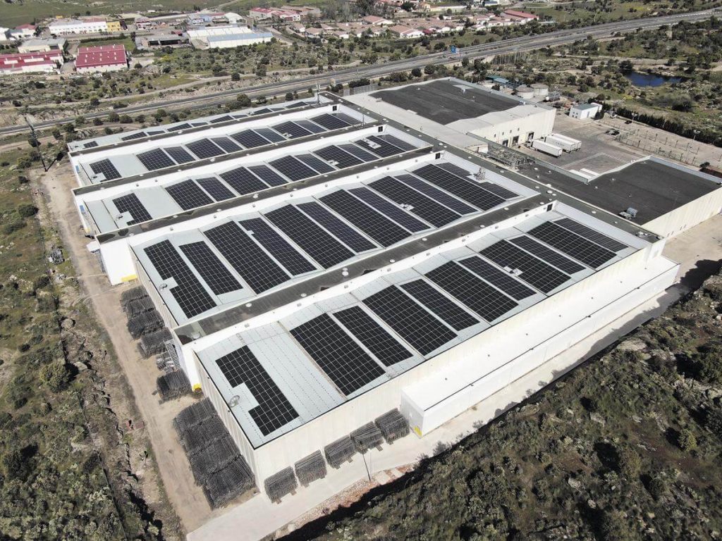 Nhà xưởng tiêu thụ 1.000 kWh/ngày có thể khai thác điện mặt trời mái nhà để đáp ứng một phần nhu cầu điện trong thời gian sản xuất, nhưng công suất hệ thống cần được xác định dựa trên phụ tải và điều kiện thực tế.