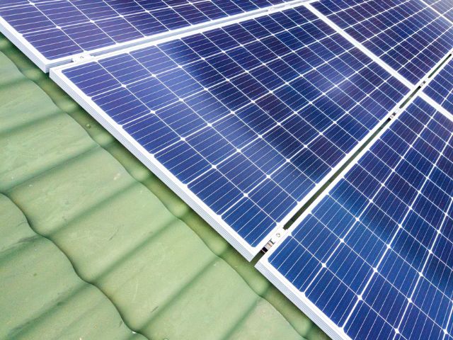 Chi phí bảo trì điện mặt trời có thể bao gồm vệ sinh tấm pin và kiểm tra các hạng mục kỹ thuật. Mức chi thực tế phụ thuộc vào công suất hệ thống, mức độ bám bẩn, độ cao mái lắp đặt và phạm vi dịch vụ, vì vậy cần xác định rõ công việc trước khi nhận báo giá.